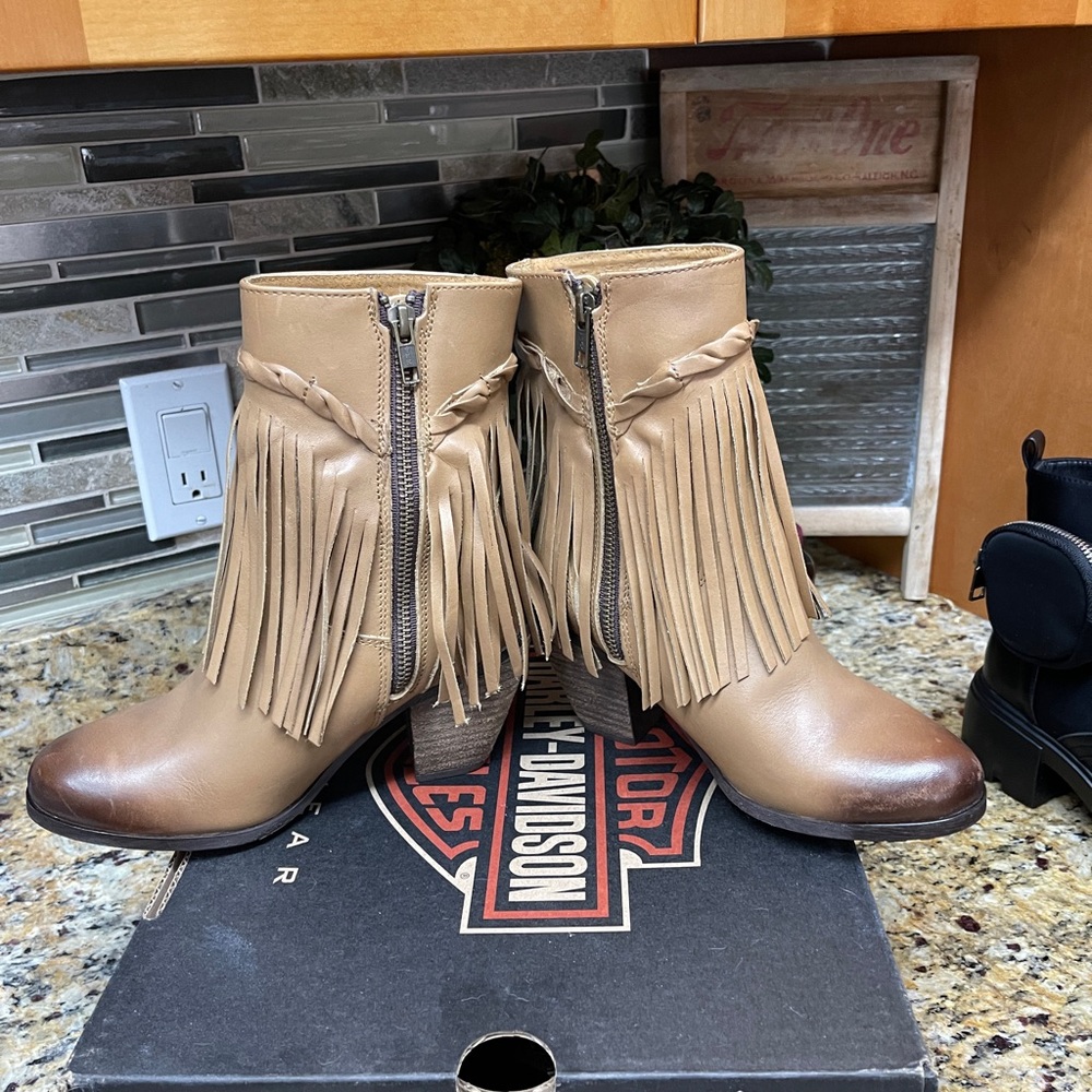 NEW Harley Davidson Ladies Tan Boots, size 6.5